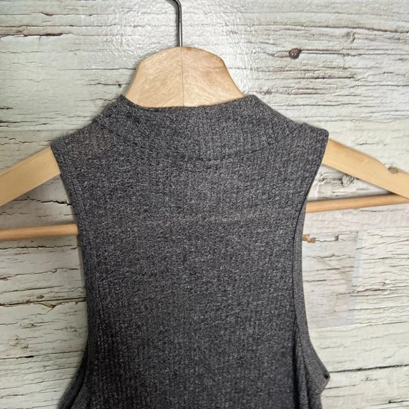 Obey gray cowlneck top sleeveless size  small - Picture 7 of 8